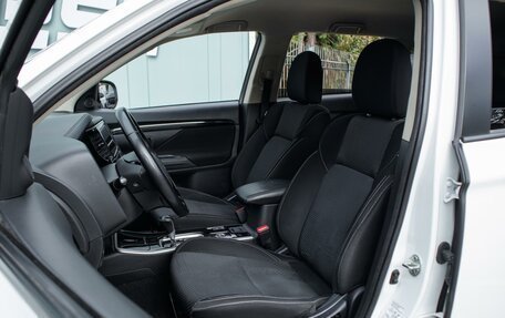 Mitsubishi Outlander III рестайлинг 3, 2019 год, 2 399 000 рублей, 13 фотография