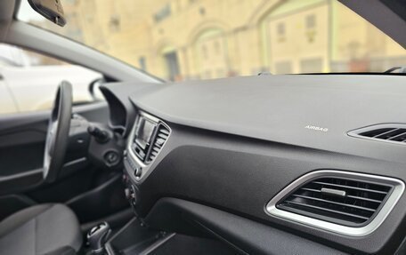 Hyundai Solaris II рестайлинг, 2017 год, 1 300 000 рублей, 23 фотография