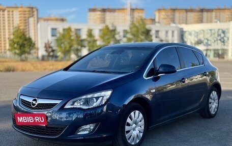 Opel Astra J, 2010 год, 800 000 рублей, 1 фотография