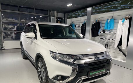 Mitsubishi Outlander III рестайлинг 3, 2019 год, 2 180 000 рублей, 2 фотография