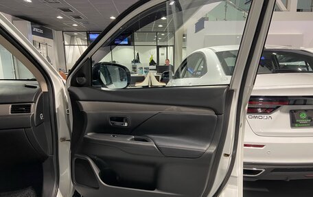 Mitsubishi Outlander III рестайлинг 3, 2019 год, 2 180 000 рублей, 8 фотография