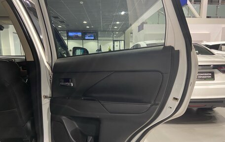 Mitsubishi Outlander III рестайлинг 3, 2019 год, 2 180 000 рублей, 10 фотография