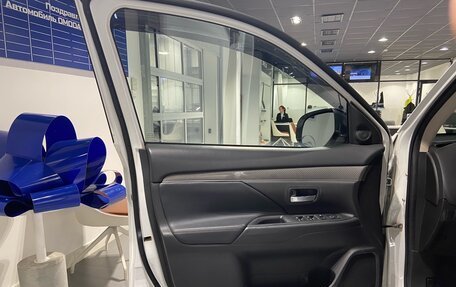 Mitsubishi Outlander III рестайлинг 3, 2019 год, 2 180 000 рублей, 14 фотография