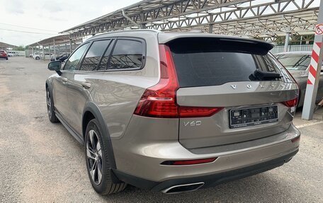 Volvo V60 Cross Country II, 2021 год, 3 600 000 рублей, 3 фотография