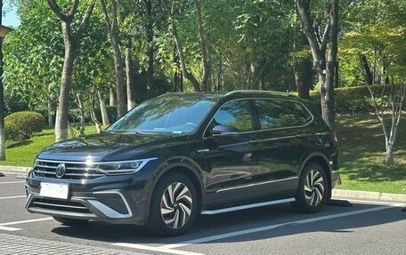 Volkswagen Tiguan II, 2021 год, 2 100 000 рублей, 1 фотография