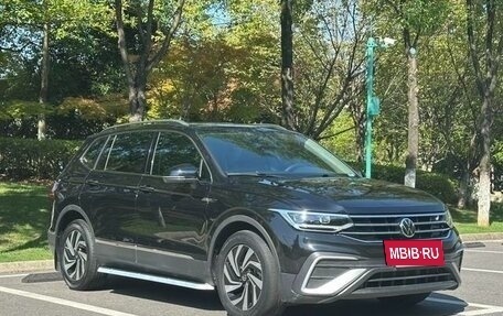 Volkswagen Tiguan II, 2021 год, 2 100 000 рублей, 3 фотография