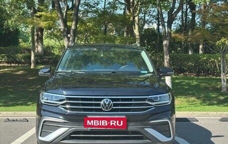 Volkswagen Tiguan II, 2021 год, 2 100 000 рублей, 2 фотография