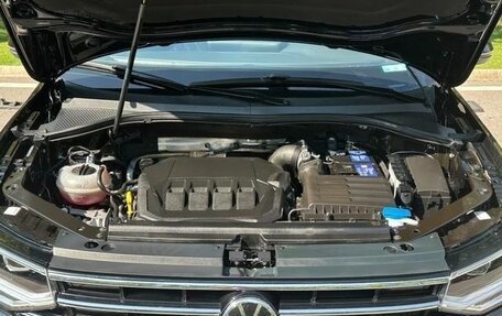 Volkswagen Tiguan II, 2021 год, 2 100 000 рублей, 18 фотография