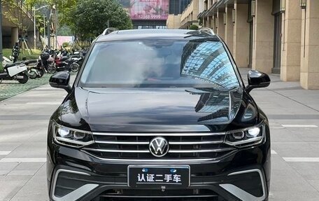 Volkswagen Tiguan II, 2021 год, 2 100 000 рублей, 2 фотография