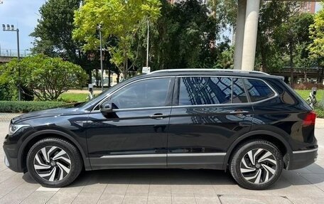 Volkswagen Tiguan II, 2021 год, 2 100 000 рублей, 4 фотография