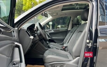 Volkswagen Tiguan II, 2021 год, 2 100 000 рублей, 10 фотография