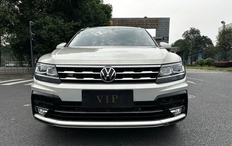 Volkswagen Tiguan II, 2021 год, 2 100 000 рублей, 2 фотография