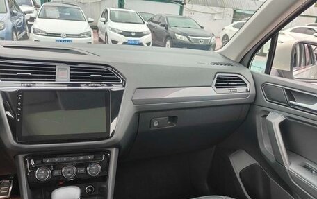 Volkswagen Tiguan II, 2021 год, 2 100 000 рублей, 17 фотография