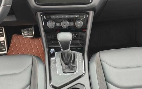 Volkswagen Tiguan II, 2021 год, 2 100 000 рублей, 19 фотография