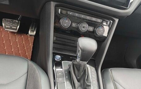 Volkswagen Tiguan II, 2021 год, 2 100 000 рублей, 18 фотография