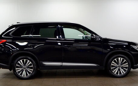 Mitsubishi Outlander III рестайлинг 3, 2020 год, 1 920 000 рублей, 4 фотография