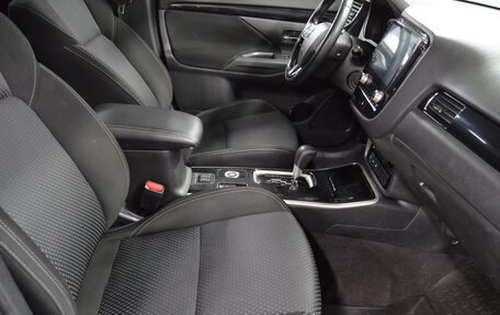 Mitsubishi Outlander III рестайлинг 3, 2020 год, 1 920 000 рублей, 10 фотография