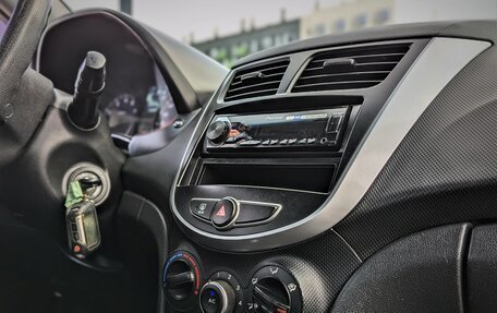 Hyundai Solaris II рестайлинг, 2015 год, 1 100 000 рублей, 23 фотография