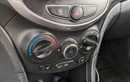 Hyundai Solaris II рестайлинг, 2015 год, 1 100 000 рублей, 21 фотография