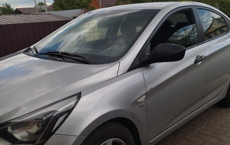 Hyundai Solaris II рестайлинг, 2015 год, 1 100 000 рублей, 11 фотография