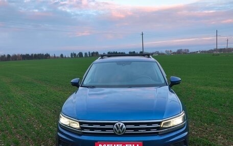 Volkswagen Tiguan II, 2018 год, 2 700 000 рублей, 2 фотография