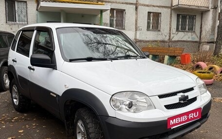 Chevrolet Niva I рестайлинг, 2017 год, 649 000 рублей, 2 фотография