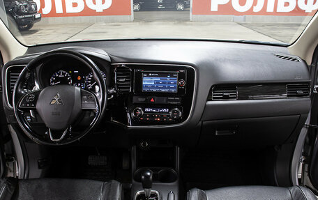 Mitsubishi Outlander III рестайлинг 3, 2016 год, 1 698 000 рублей, 14 фотография