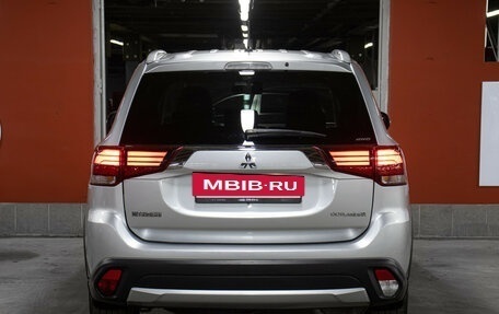 Mitsubishi Outlander III рестайлинг 3, 2016 год, 1 698 000 рублей, 6 фотография