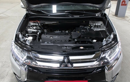 Mitsubishi Outlander III рестайлинг 3, 2016 год, 1 698 000 рублей, 9 фотография