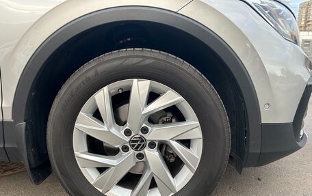 Volkswagen Tiguan II, 2021 год, 3 380 000 рублей, 26 фотография