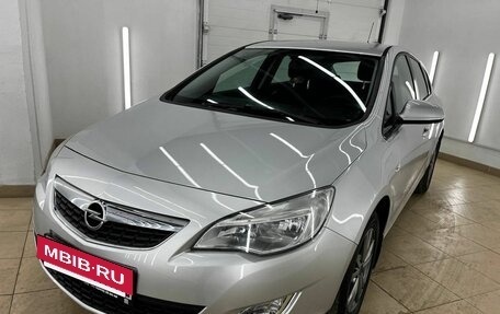 Opel Astra J, 2011 год, 879 000 рублей, 2 фотография