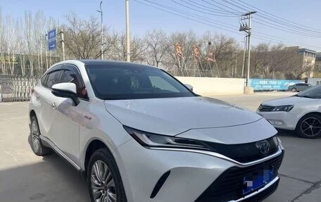 Toyota Harrier, 2022 год, 3 300 000 рублей, 2 фотография