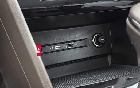 Volkswagen Tiguan II, 2022 год, 3 000 000 рублей, 4 фотография