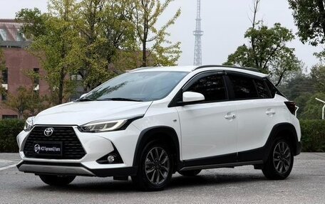 Toyota Yaris XP150 рестайлинг, 2021 год, 1 040 000 рублей, 1 фотография