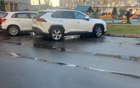 Toyota RAV4, 2021 год, 2 900 000 рублей, 2 фотография