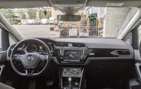 Volkswagen Touran III, 2015 год, 2 200 000 рублей, 3 фотография