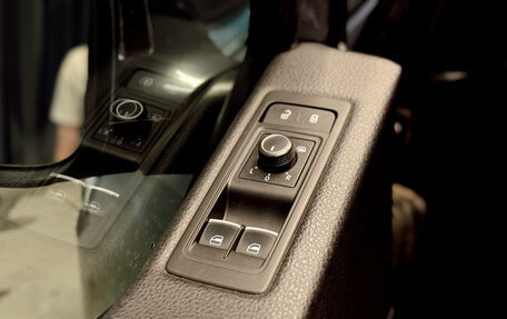 Volkswagen Multivan T6 рестайлинг, 2018 год, 4 350 000 рублей, 27 фотография