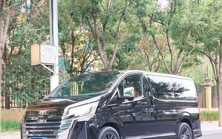 Toyota Granvia, 2023 год, 14 300 000 рублей, 1 фотография