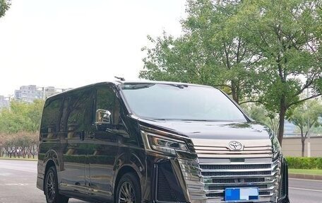 Toyota Granvia, 2023 год, 14 300 000 рублей, 3 фотография