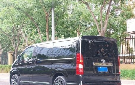 Toyota Granvia, 2023 год, 14 300 000 рублей, 2 фотография