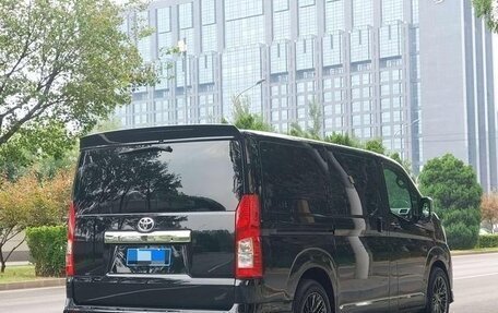 Toyota Granvia, 2023 год, 14 300 000 рублей, 4 фотография