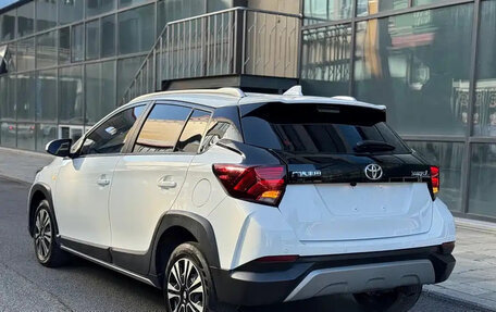 Toyota Yaris Cross, 2022 год, 1 350 000 рублей, 5 фотография
