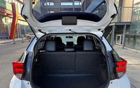 Toyota Yaris Cross, 2022 год, 1 350 000 рублей, 8 фотография