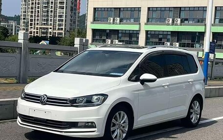 Volkswagen Touran III, 2021 год, 1 800 000 рублей, 1 фотография