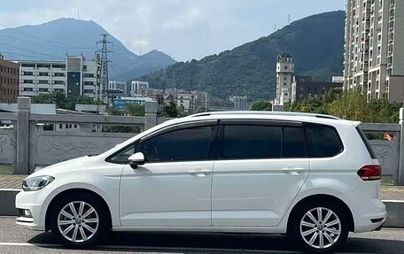 Volkswagen Touran III, 2021 год, 1 800 000 рублей, 4 фотография