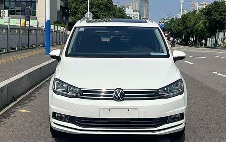Volkswagen Touran III, 2021 год, 1 800 000 рублей, 2 фотография
