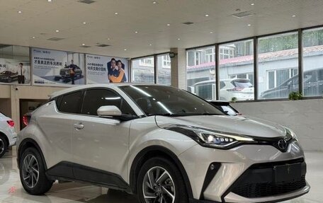 Toyota C-HR I рестайлинг, 2022 год, 1 993 000 рублей, 3 фотография
