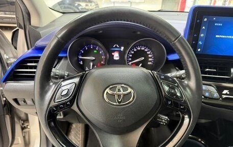 Toyota C-HR I рестайлинг, 2022 год, 1 993 000 рублей, 9 фотография