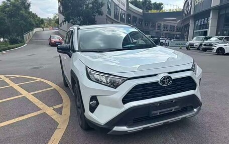 Toyota RAV4, 2022 год, 2 700 000 рублей, 2 фотография