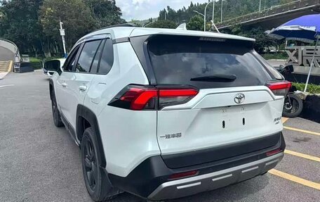 Toyota RAV4, 2022 год, 2 700 000 рублей, 4 фотография